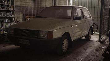 villanueva del ghebbo Italia 28 marzo 2020 antiguo abandonado coche detalle en el oscuro video