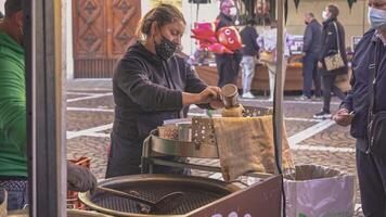 rovigo Italia 30 ottobre 2021 cucinando castagne a strada stalla alto qualità video