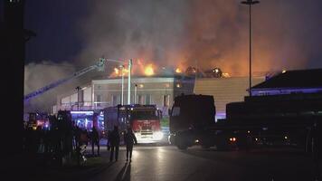 vilanova del gebbo Itália 25 marcha 2021 casa queimando às noite com bombeiros video