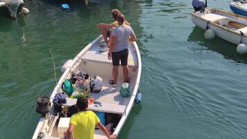 bardolino Italien 16 september 2020 liten båt anlända på de hamn i bardolino i Italien video