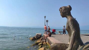 lazise Italia dieciséis septiembre 2020 lazise estatua cerca el lago video