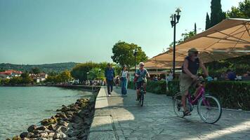 bardolino Italia dieciséis septiembre 2020 personas caminando en bradolino a lo largo garda lago video