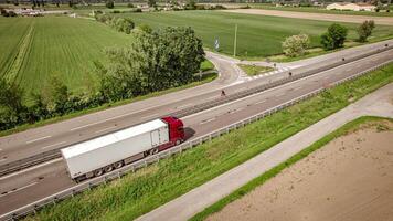 Drönare antal fot fångande de livliga trafik på Italien s transpolesana motorväg video