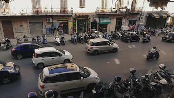 bezig straat in Palermo gedurende een wild dag video