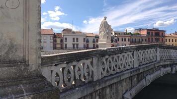 padova Italia 18 julio 2020 ver de prato della valle un famoso cuadrado en padua en Italia video