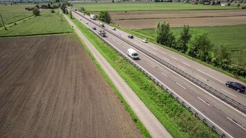 Drohne Aufnahmen Erfassen das geschäftig der Verkehr auf Italien s Abonnieren Autobahn video