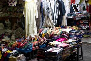 ropa tienda a un tradicional marroquí mercado, zoco, en Marrakech. Marruecos, África. foto