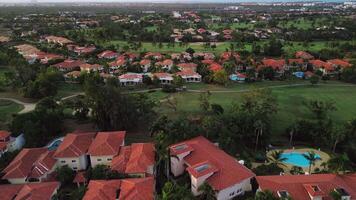 aéreo perspectiva do luxo urbanizações situado dentro cocotal - punta cana área. privado golfe cursos, caro vilas, luxo estilo de vida. zangão avançar. dominicano república campo video