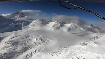 el avión moscas terminado el himalaya montañas. el tapas de el montañas son cubierto con nieve. el zona de el ochomilésimo shishabangma. Tíbet. video