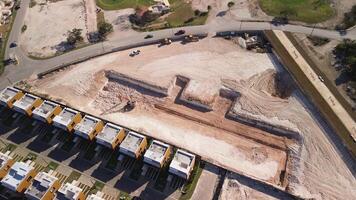 antenne visie van de bouw plaats. een pit gegraven voor de fundament van een gebouw video