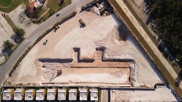 antenne visie van de bouw plaats. een pit gegraven voor de fundament van een gebouw video