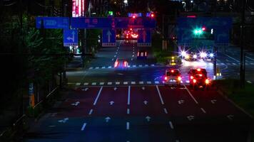 en natt Timelapse av de trafik sylt på de stadens centrum gata i tokyo video