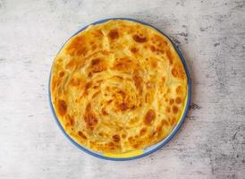 ceispy sencillo paratha servido en un plato aislado en antecedentes parte superior ver de indio y pakistaní desi comida foto