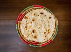 tandoori Roti servido en cesta aislado en mesa parte superior ver de India y pakistaní comida foto