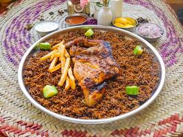 machboos pollo o biryani, mandy, cábala y raita servido en plato aislado en mesa parte superior ver de árabe comida foto