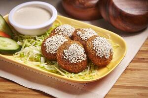 falafel o falafil con ensalada y inmersión servido en plato aislado en mesa lado ver de medio este comida foto