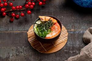 matsuba cangrejo chawanmushi en un plato con palillos aislado en estera lado ver en de madera mesa Taiwán comida foto