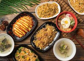 tomate salsa tortilla arroz, carne de res, camarón y huevo frito arroz, maceta asado pasta, arena servido en té en cuenco aislado en mesa parte superior ver de Taiwán comida foto