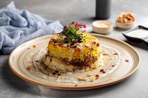 maslí langostinos Biryani arroz pulao con nueces y raita servido en plato aislado en mesa parte superior ver de Arábica desayuno foto