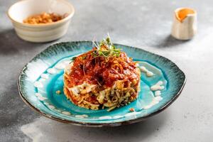 kushari servido en plato aislado en mesa parte superior ver de Arábica desayuno foto