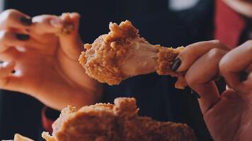 stänga upp fokus kvinna hand håll friterad kyckling för ät, flicka med snabb mat begrepp video