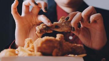 cerca arriba atención mujer mano sostener frito pollo para comer, niña con rápido comida concepto video