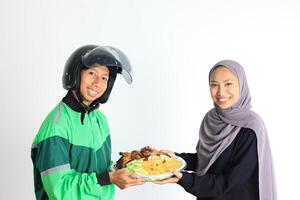 musulmán mujer ordenando nasi Kebuli en línea para paquete o empaquetar o cestas libanés foto