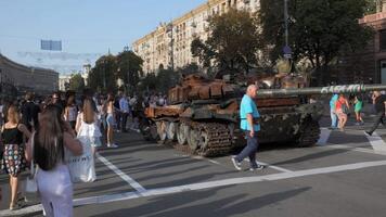 Kiew, Ukraine - - aug 22, 2022. zerstört Russisch Militär- Ausrüstung im das Center von kyiv auf Chreschtschatyk. Menschen gehen und nehmen Bilder von gefangen Russisch Panzer auf das Tag von Unabhängigkeit von Ukraine. video