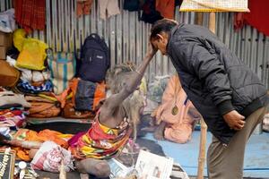 15 enero 2023, Calcuta, Oeste Bengala, India. sadhu baba dar bendición a el peregrino a kolkata ganga sagar tránsito acampar foto