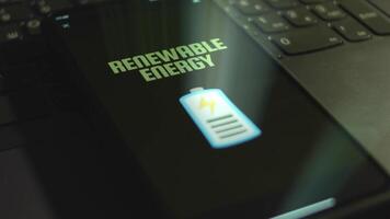 rinnovabile energia iscrizione su smartphone schermo. grafico presentazione di batteria, caricare simbolo su nero sfondo. leggero raggi. energia e energia concetto video