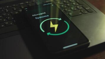 Mikronetz Systeme Inschrift auf Smartphone Bildschirm. Grafik Präsentation mit verlängerbar Energie Symbol auf schwarz Hintergrund. Licht Strahlen. Leistung und Energie Konzept video