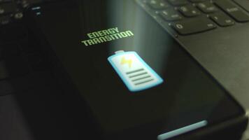 energia transição inscrição em Smartphone tela. gráfico apresentação do bateria símbolo com energia níveis em Preto fundo. luz raios. poder e energia conceito video