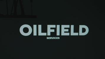 oilfield tjänster inskrift på svart bakgrund. grafisk presentation med olja plattform symbol och laddning batteri. olja och gas begrepp video