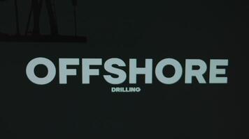 offshore boren opschrift Aan zwart achtergrond. grafisch presentatie met olie platform silhouet en opladen accu toenemend niveau. olie en gas- concept video