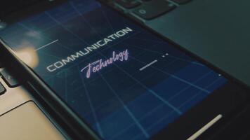 kommunikation teknologi inskrift på mobil telefon skärm. kommunikation och teknologi begrepp. analog effekt video