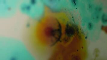 abstrato fundo do fluido arte textura transbordante cores. imagem duplicação efeito video