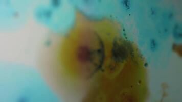 resumen antecedentes de líquido de colores con acrílico pinturas imagen duplicación efecto video