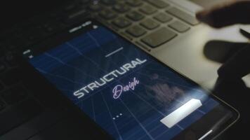 strutturale design iscrizione su smartphone schermo. costruzione concetto. maschio mano sbattimento con dita allegramente video