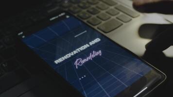 rinnovamento e rimodellamento iscrizione su smartphone schermo. costruzione concetto. maschio mano sbattimento con dita allegramente video