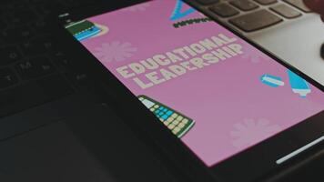 hora a educativo liderazgo gráfico presentación en teléfono inteligente pantalla. olas efecto. masculino mano aleteo con dedos alegremente video