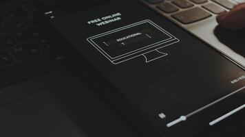 pedagogisk teknologi fri uppkopplad webinar reklam. grafisk design på smartphone skärm. manlig hand fladdrande med fingrar glatt video
