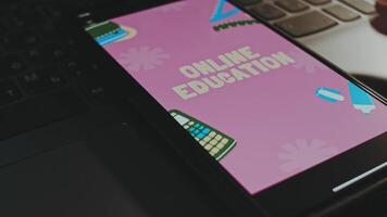 tijd naar online onderwijs grafisch presentatie Aan smartphone scherm. onderwijs concept. mannetje hand- klapperen met vingers vrolijk video