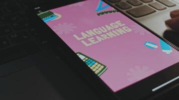 tempo per linguaggio apprendimento grafico presentazione su mobile Telefono schermo. formazione scolastica concetto. onde effetto video