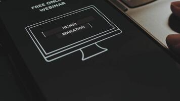 gratuit en ligne séminaire en ligne sur plus haute éducation sujet. graphique conception avec ordinateur modèle sur téléphone intelligent filtrer. Masculin main battement avec les doigts gaiement video