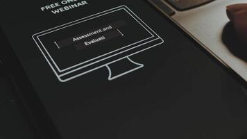 fri uppkopplad webinar på bedömning och utvärdering ämne. grafisk design med dator modell på smartphone skärm. manlig hand fladdrande med fingrar glatt video