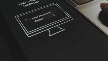 öppen pedagogisk Resurser. fri uppkopplad webbseminarium. reklam med dator modell på smartphone skärm. manlig hand fladdrande med fingrar glatt video