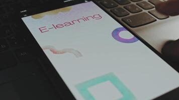 e-learning inscrição. gráfico apresentação em Smartphone tela. Educação conceito. masculino mão agitando com dedos alegremente video