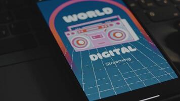 wereld digitaal streaming opschrift met grafisch presentatie met cassette opnemer tekening Aan smartphone scherm. mannetje handen klapperen vingers vrolijk. vhs effect video