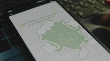 natural recurso gestão inscrição em Smartphone tela. verde amigáveis plástico copo imagem com uma reciclar placa em cinzento fundo. meio Ambiente conceito. masculino mão agitando dedos alegremente video