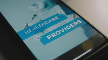 sjukvård leverantörer inskrift på smartphone skärm. grafisk presentation med sjukvård arbetstagare framställning ett injektion. sjukvård och medicinsk försäkring begrepp video